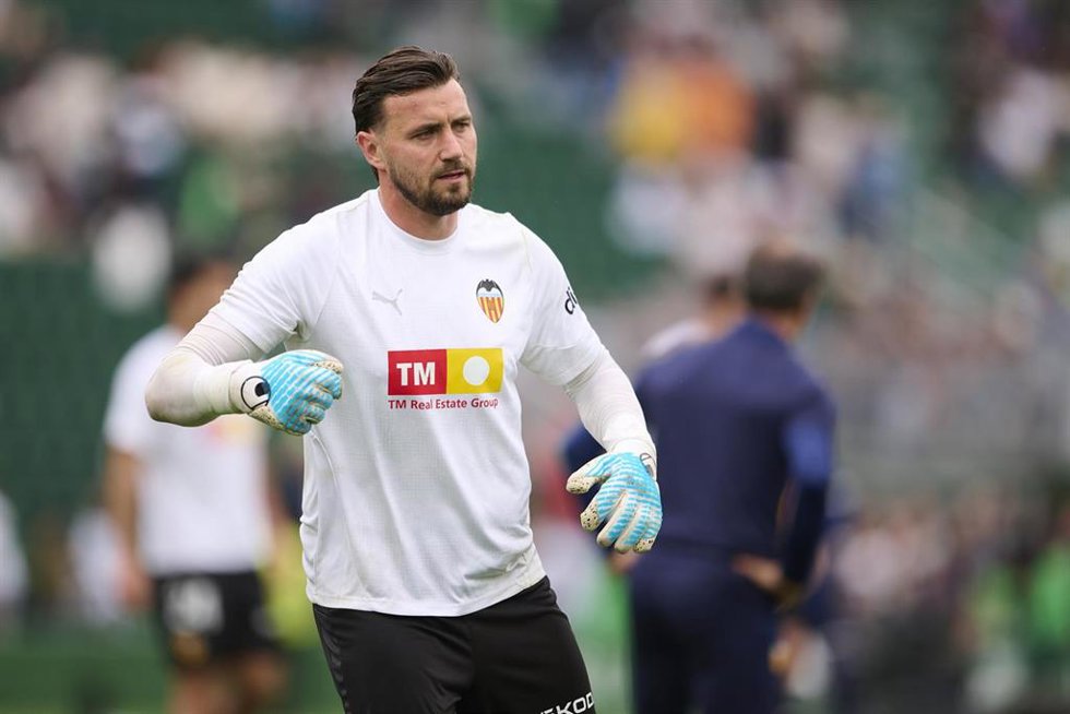 Archivo - El portero normacedonio Stole Dimitrievski, en un calentamiento con el Valencia CF.