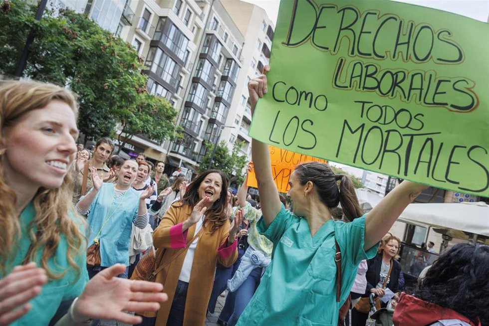 Archivo - Varias personas con pancartas durante la manifestación convocada por el Sindicato Médico ante la situación de la sanidad