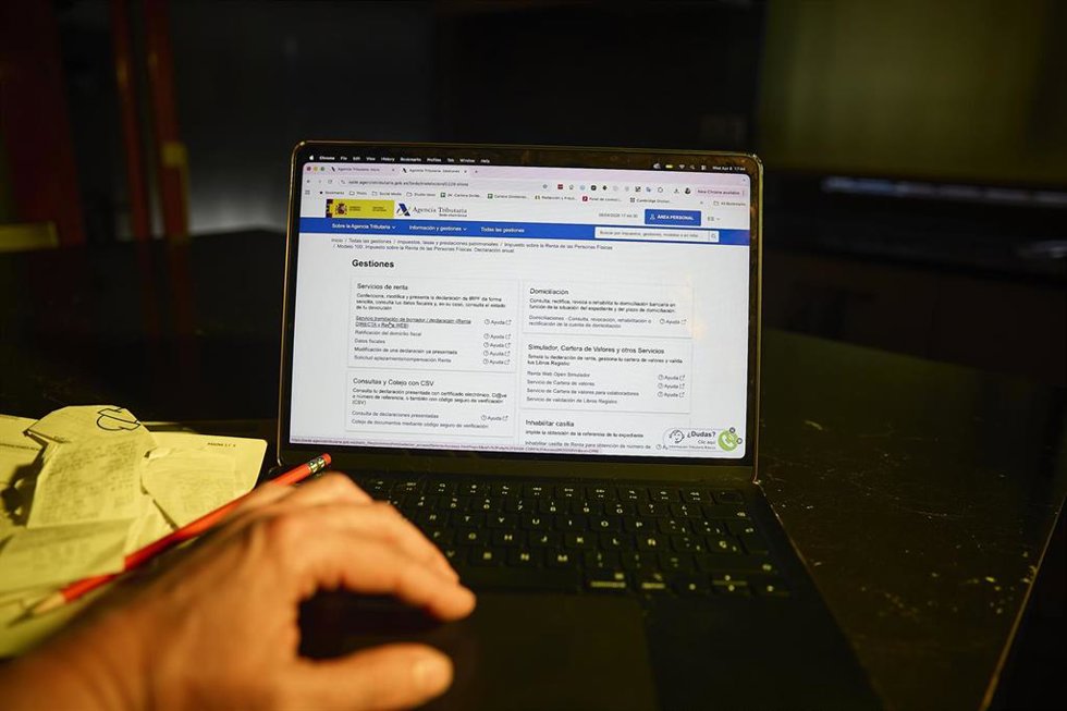 Archivo - Una persona hace el borrador de su declaración de la renta en un ordenador.