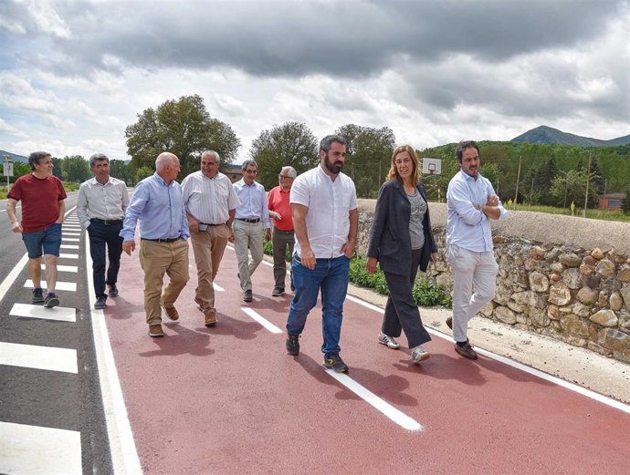 Armisén y autoridades locales en el nuevo carril bici y peatonal entre Cervera y Arbeja.
