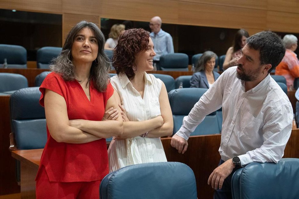 La portavoz de Más Madrid en la Asamblea de Madrid, Manuela Bergerot (i), interviene durante un pleno, en la Asamblea de Madrid, a 4 de junio de 2026, en Madrid (España).  La Asamblea de Madrid aprueba hoy, con la mayoría absoluta del PP, la Ley de medida