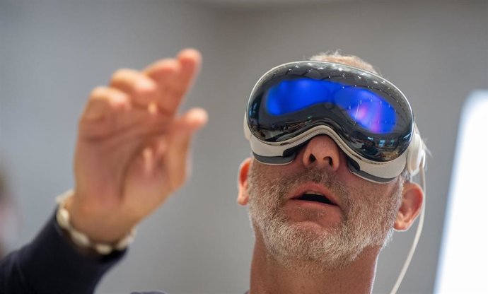 Archivo - 12 July 2024, Berlin: A customer tests the new Vision Pro computer glasses in the Apple store on Kurfuerstendamm. Apple is launching sales of its computer glasses in Germany today. Photo: Monika Skolimowska/dpa