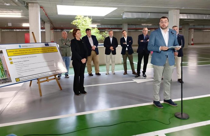 Intervención del presidente del Principado de Asturias, Adrián Barbón, durante la inauguración del aparcamiento disuasorio de la avenida de Portugal, en Gijón.