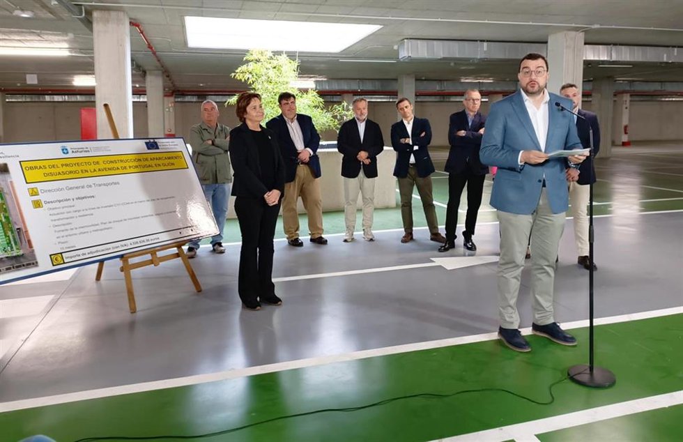 Intervención del presidente del Principado de Asturias, Adrián Barbón, durante la inauguración del aparcamiento disuasorio de la avenida de Portugal, en Gijón.