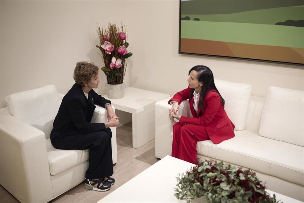 La presidenta Chivite junto a la presidenta de Redeia, Beatriz Corredor.