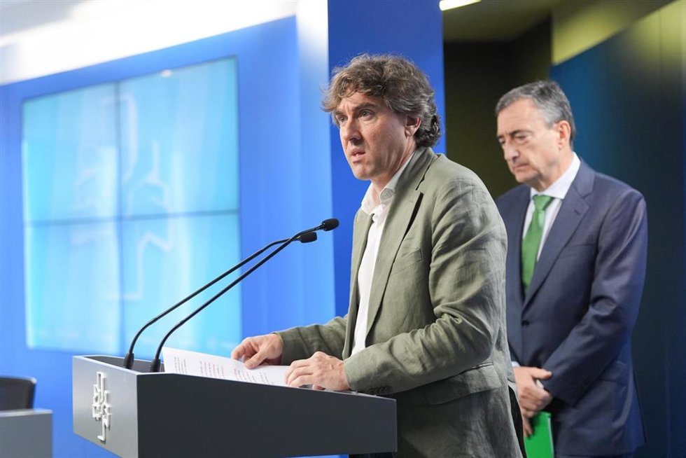 (i-d) El secretario general del PSE-EE, Eneko Andueza, y el presidente del PNV, Aitor Esteban