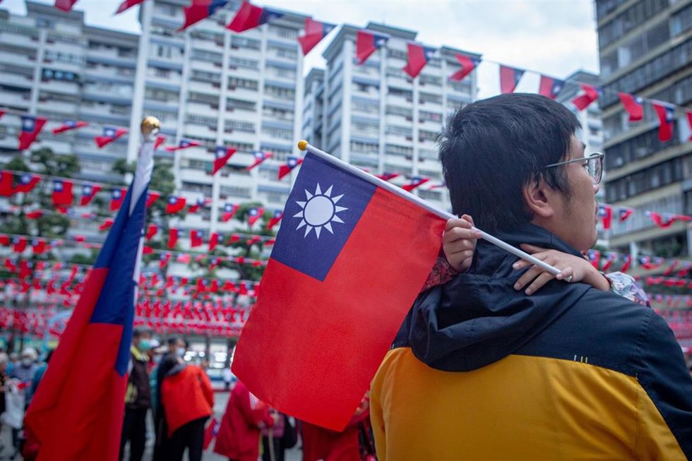 Archivo - Ciudadanos de Taiwán dan la bienvenida al Año Nuevo con una ceremonia tradicional de izada de bandera al amanecer.  