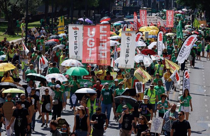 Una nueva manifestación de docentes para exigir mejoras en la educación pública valenciana transcurre este jueves por el centro de la ciudad de València.