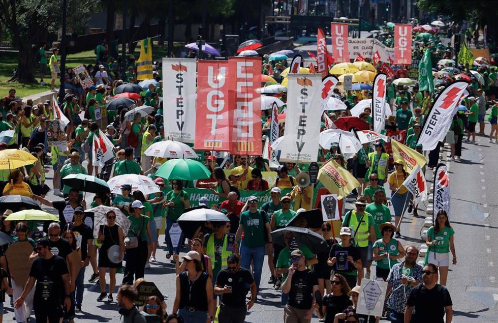 Una nueva manifestación de docentes para exigir mejoras en la educación pública valenciana transcurre este jueves por el centro de la ciudad de València.