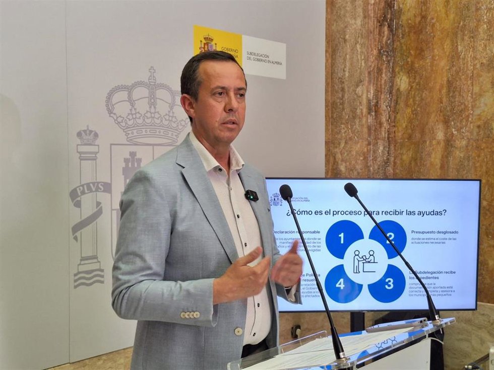 El subdelegado del Gobierno en Almería, José María Martín, durante la rueda de prensa.