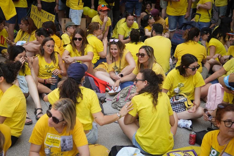 Docentes durante una concentración junto a la Abadía de Montserrat, a 29 de mayo de 2026, en Monistrol de Montserrat, Barcelona, Catalunya (España). La concentración se enmarca en la huelga de docentes de Catalunya convocada por los sindicatos USTEC, CGT,