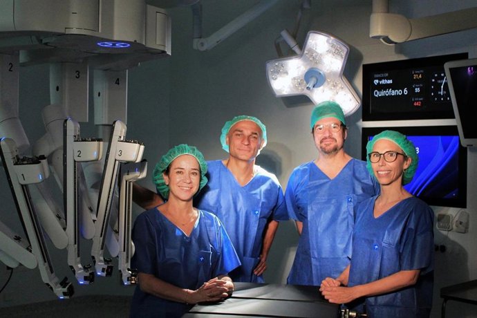 La jefa de Servicio de Ginecología de Vithas Barcelona Berta Díaz-Feijoo; los especialistas en Urología Pavel Gavrilov y Mario Alonso Narvaez, y la especialista en cirugía torácica Anna Ureña.