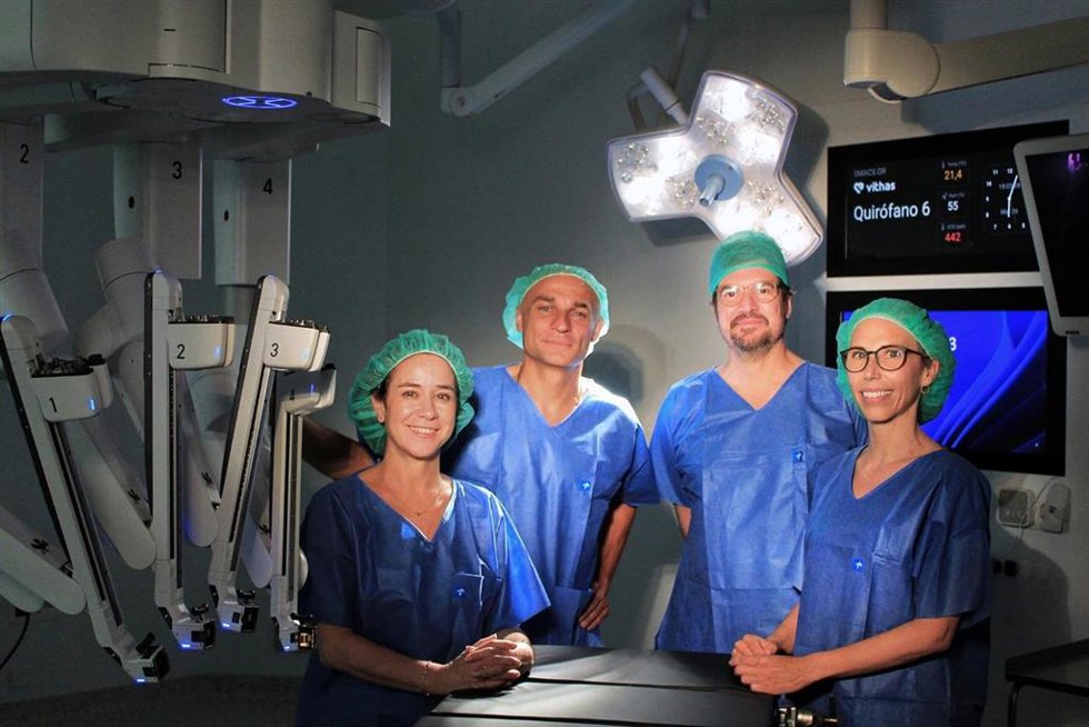 La jefa de Servicio de Ginecología de Vithas Barcelona Berta Díaz-Feijoo; los especialistas en Urología Pavel Gavrilov y Mario Alonso Narvaez, y la especialista en cirugía torácica Anna Ureña.