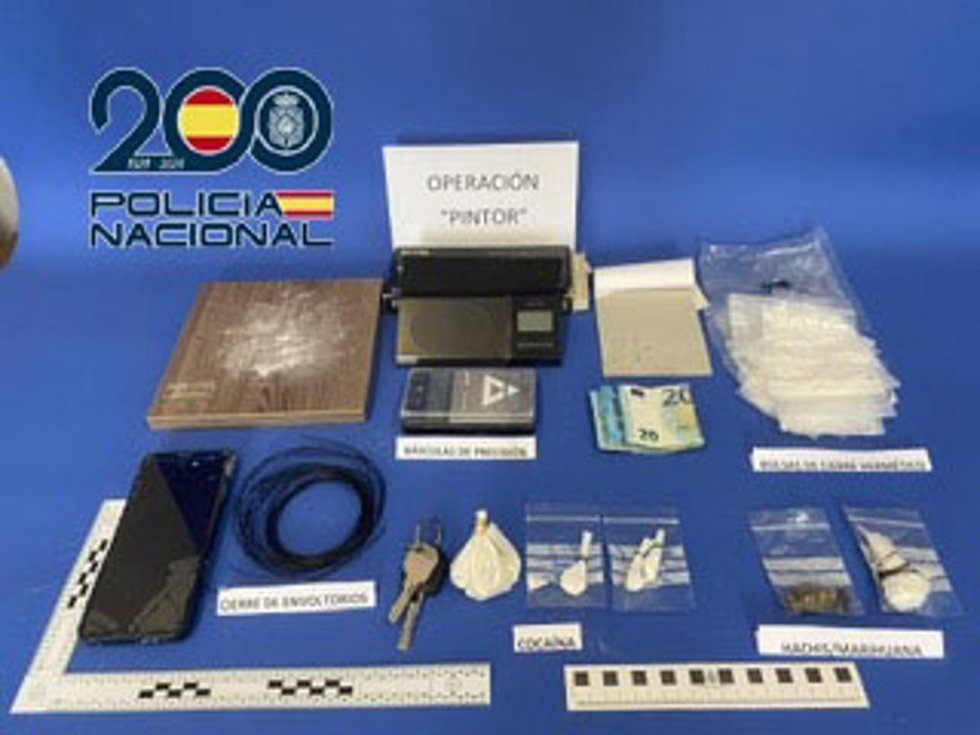 Sustancias y materiales intervenidos por la Policía Nacional en la vivienda presuntamente utilizada como punto de venta de estupefacientes.