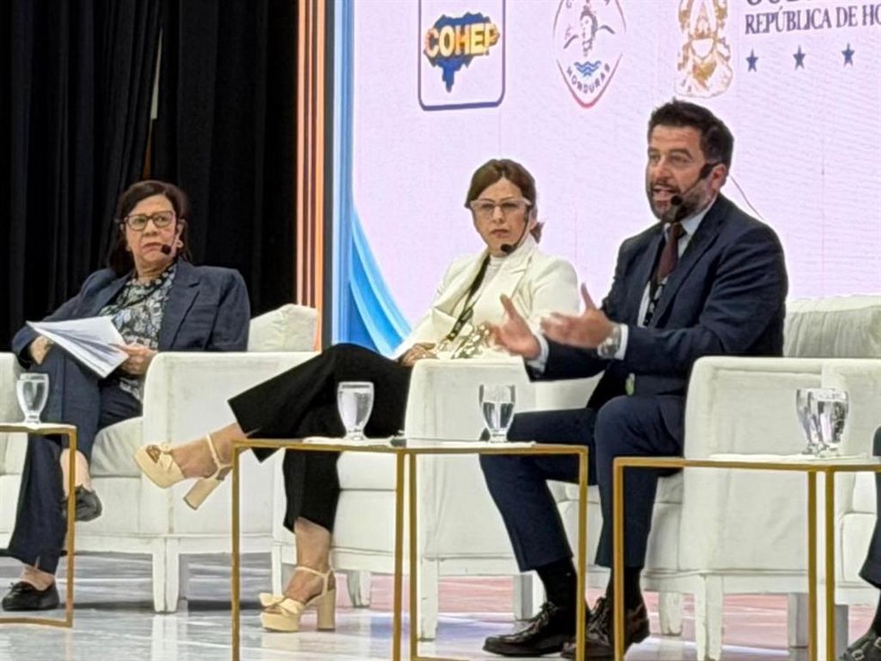 El delegado de la Zona Franca, Fran González, en el III Foro Iberoamericano de Turismo.