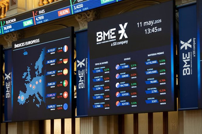 Paneles informativos en el Palacio de la Bolsa de Madrid, a 11 de mayo de 2026, en Madrid (España). El Ibex 35 cotizaba en la media sesión de este lunes prácticamente plano. En concreto el selectivo nacional se dejaba a las 12.00 horas un 0,08%, hasta los
