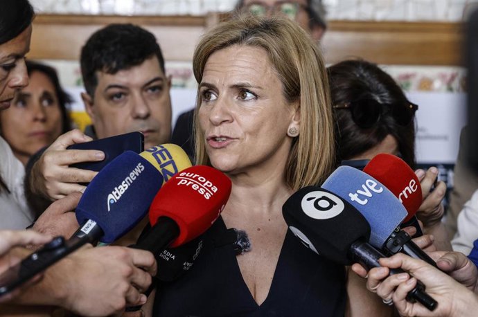 La delegada del Gobierno en la Comunitat Valenciana, Pilar Bernabé (c), en una atención a medios