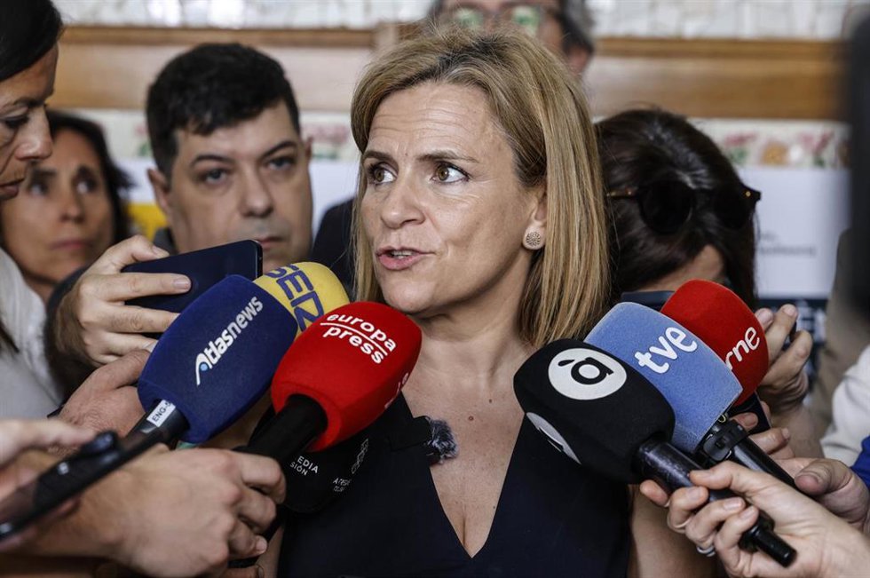 La delegada del Gobierno en la Comunitat Valenciana, Pilar Bernabé (c), en una atención a medios