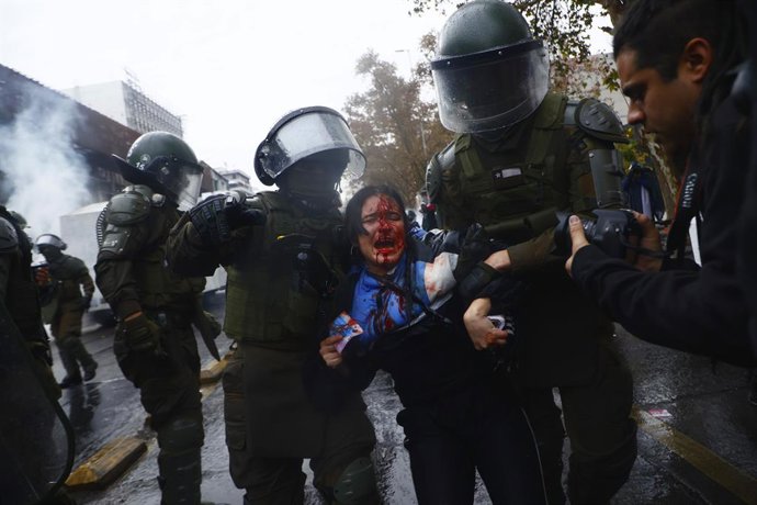 Santiago, 3 de junio de 2026.  Confech convoca a Marcha desde Plaza Baquedano a pesar de no estar autorizada en ese sector  Personas se congregan frente al teatro de la Universidad de Chile  Dragomir Yankovic/Aton Chile
