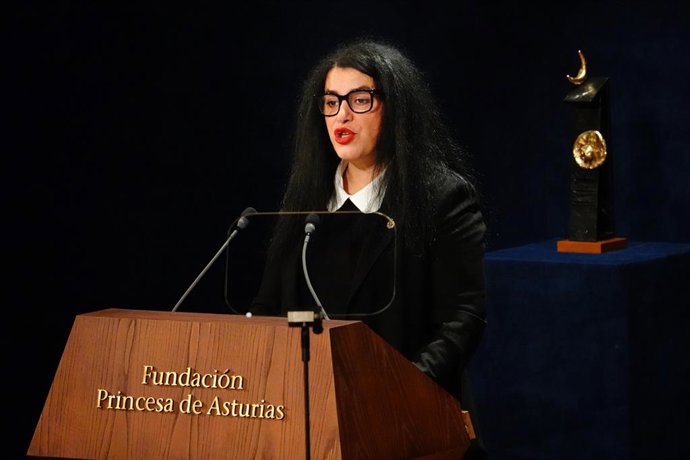 Archivo - La historietista y pintora Marjane Satrapi, premio Princesa de Asturias de Comunicación y Humanidades 2024, interviene durante la ceremonia de entrega de los 'Premios Princesa de Asturias 2024' en el Teatro Campoamor, a 25 de octubre de 2024, en