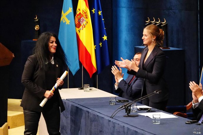 Archivo - La historietista y pintora Marjane Satrapi, recibe el premio Princesa de Asturias de Comunicación y Humanidades 2024, durante la ceremonia de entrega de los 'Premios Princesa de Asturias 2024' en el Teatro Campoamor, a 25 de octubre de 2024, en 