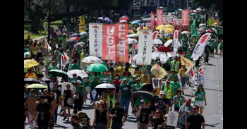 Una nova manifestació de docents advertix que "la lluita continuarà el curs que ve" si no hi ha negociació