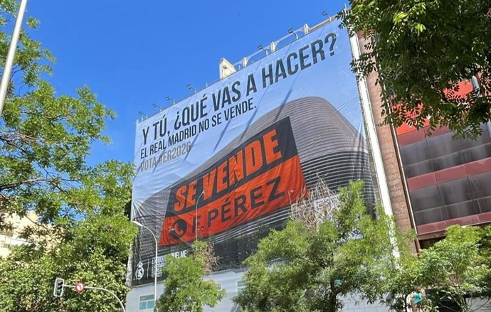 Lona desplegada en la calle Velázquez de Madrid por la candidatura de Enrique Riquelme a la presidencia del Real Madrid.