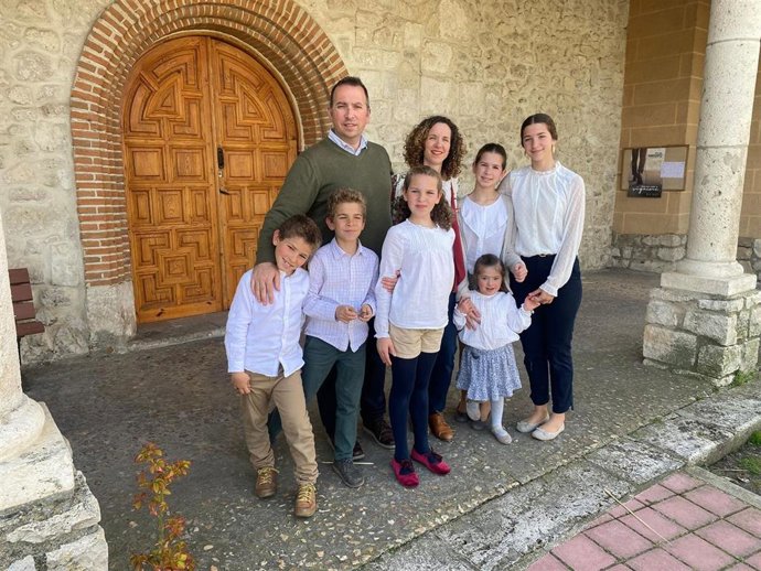 Alicia, Alejandro y sus seis hijos acogen a un grupo de peregrinos por la visita del Papa a España.