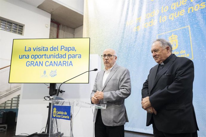 El presidente del Cabildo de Gran Canaria, Antonio Morales, y el obispo de Canarias, José Mazuelos