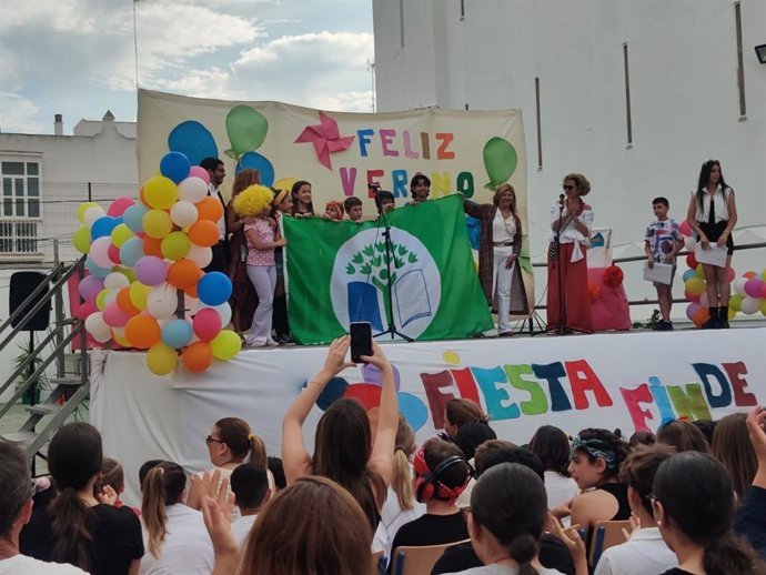 Archivo - El CEIP Las Cortes de San Fernando (Cádiz) recibiendo la Bandera Verde en 2023 por su compromiso con la educación ambiental. ARCHIVO.
