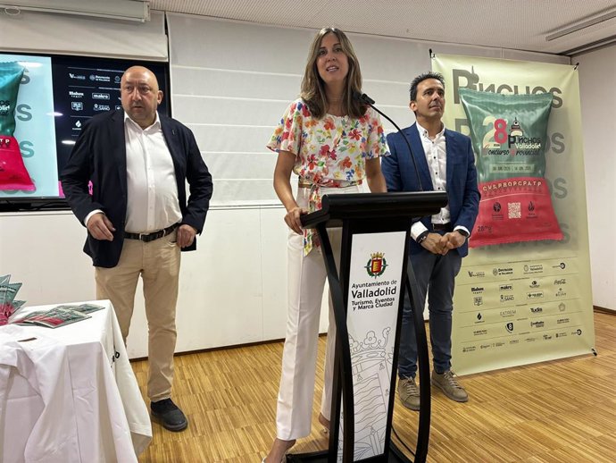 Blanca Jiménez (c), junto a Jaime Fernández (i) y Moisés Santana.
