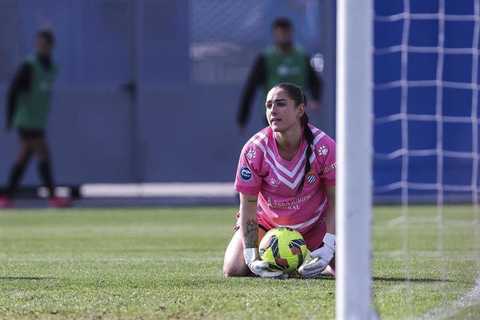 Archivo - Romane Salvador, portera del RCD Espanyol, durante un partido de la Liga F entre el Espanyol y el FC Barcelona disputado en la Ciudad Deportiva Dani Jarque