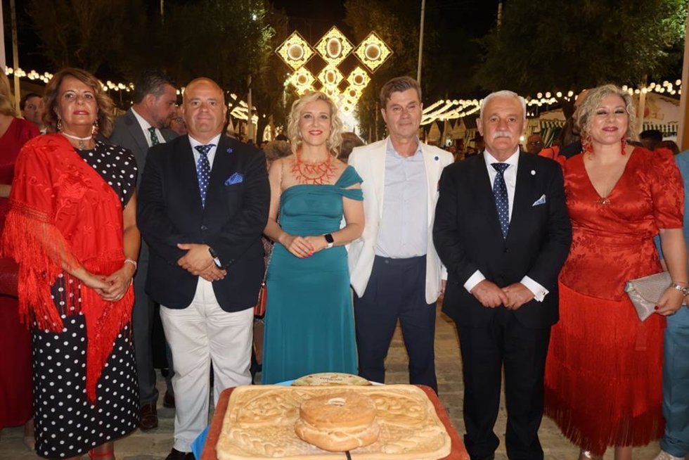 La alcaldesa de Alcalá de Guadaíra (Sevilla), Ana Isabel Jiménez, acompañada de la Delegada de Fiestas Mayores, Rocío Bastida, y representantes de la Corporación municipal en el alumbrado de la feria.