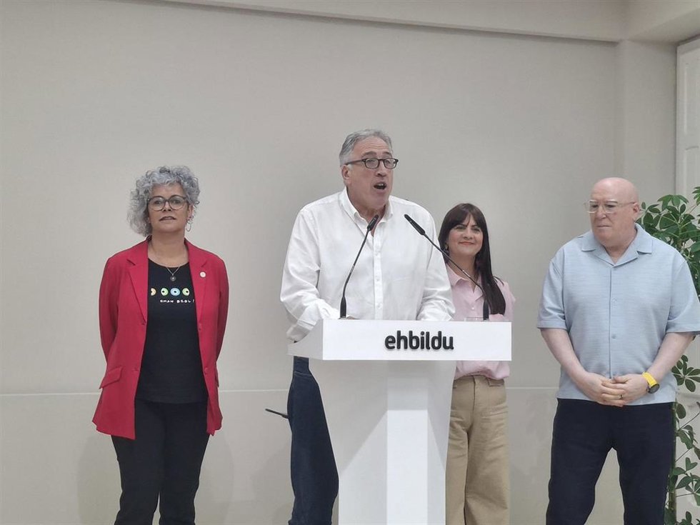 Los alcaldes de Pamplona, Joseba Asiron; Burlada, Berta Arizkun; Huarte, Alfredo Arruiz; y la concejala de EH Bildu en el Valle de Egüés Ainara González, presentan la propuesta de EH Bildu para Erripagaña.