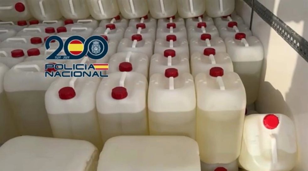 Bidones con gasolina destinadas a abastecer a las narcolanchas en la provincia de Cádiz.