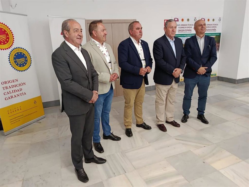 El director general de Caja Rural de Zamora, Cipriano García (i); el presidente de la IGP Ternera de Aliste, Roberto Fuentes; el presidente de Origen, Ángel Pacheco; el presidente de la Diputación, Javier Faúndez y el viceconsejero Jorge Llorente.