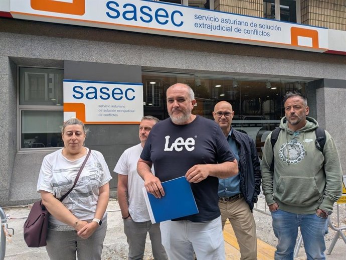 El secretario general de la federación de Industria de CCOO de Asturies y trabajador de Asturiana Zinc, Ignacio Requena, junto a otros compañeros del sindicato a la salida del SASEC.