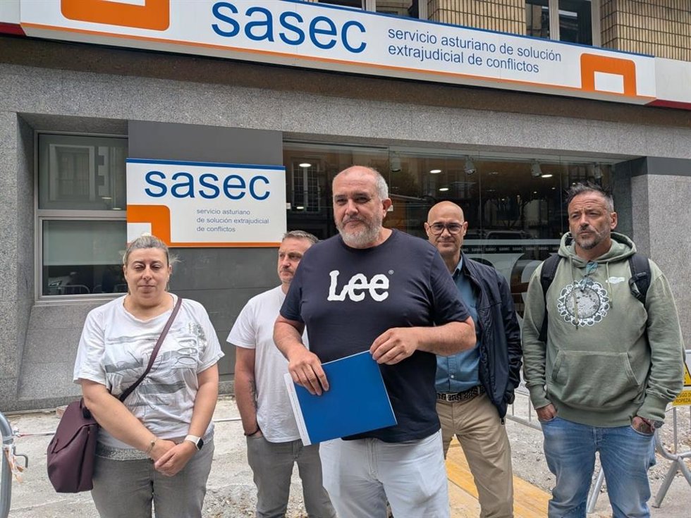 El secretario general de la federación de Industria de CCOO de Asturies y trabajador de Asturiana Zinc, Ignacio Requena, junto a otros compañeros del sindicato a la salida del SASEC.