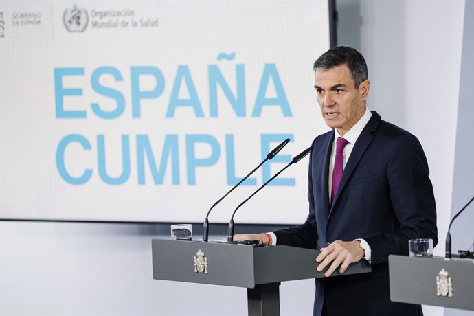 El presidente del Gobierno, Pedro Sánchez durante una rueda de prensa junto al director general de la Organización Mundial de la Salud (OMS), Tedros Adhanom, en el Palacio de la Moncloa, a 12 de mayo de 2026, en Madrid (España). El encuentro tiene el obje