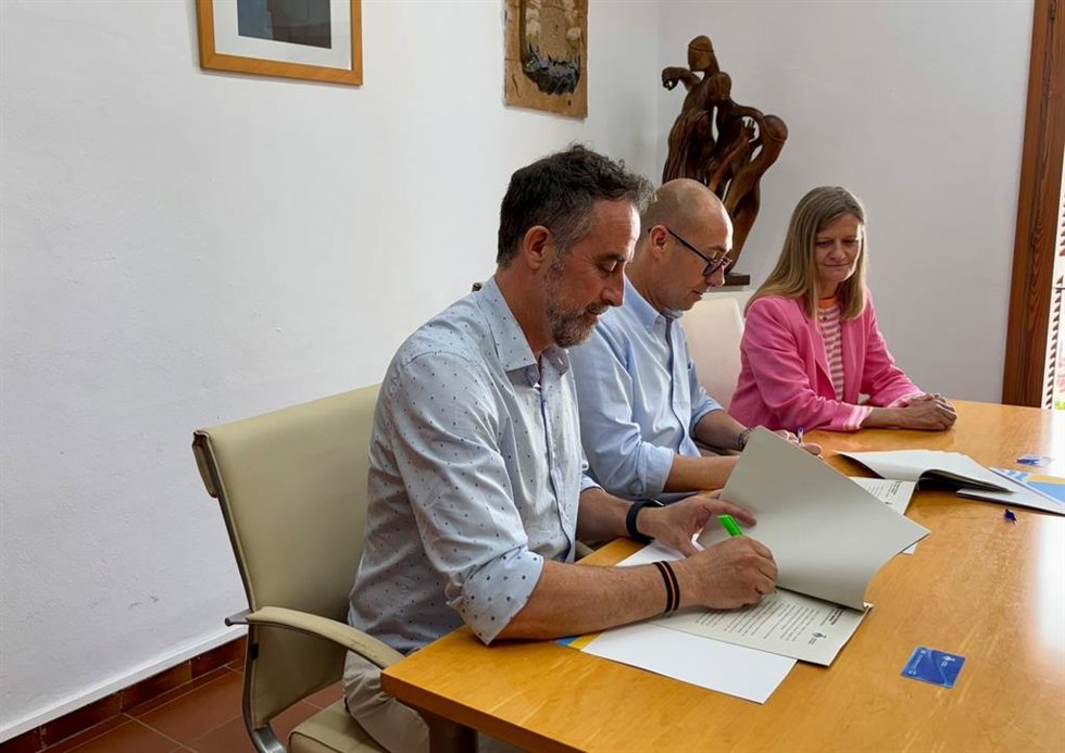 El conseller José Luis Mateo y el presidente del Consell de Formentera, Òscar Portas