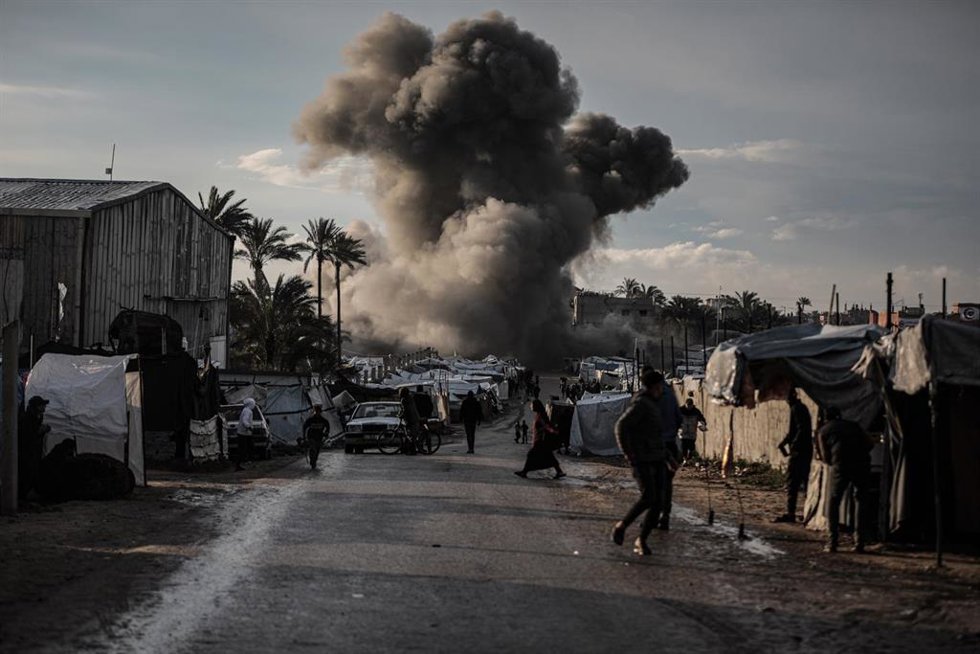 Archivo - Columna de humo tras un bombardeo ejecutado en marzo de 2026 por el Ejército de Israel contra Deir al Balá, en el centro de la Franja de Gaza, a pesar del alto el fuego en vigor desde octubre de 2025 (archivo)