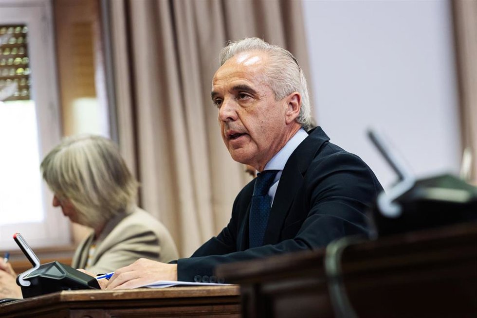 Archivo - El senador del PSOE Alfonso Moscoso, en la Comisión de Entidades Locales, en el Senado, a 11 de abril de 2024, en Madrid, (España).