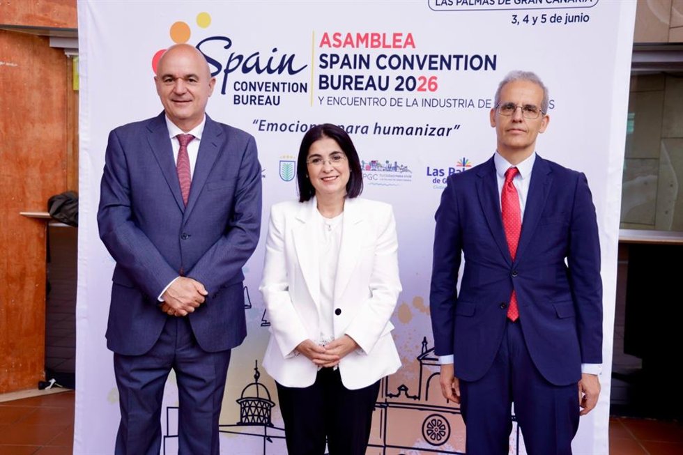 El secretario general de la Federación Española de Municipios y Provincias (FEMP), Luis Martínez-Sicluna; el presidente del Consell de Ibiza, Vicent Marí; y la alcaldesa de Las Palmas de Gran Canaria, Carolina Darias