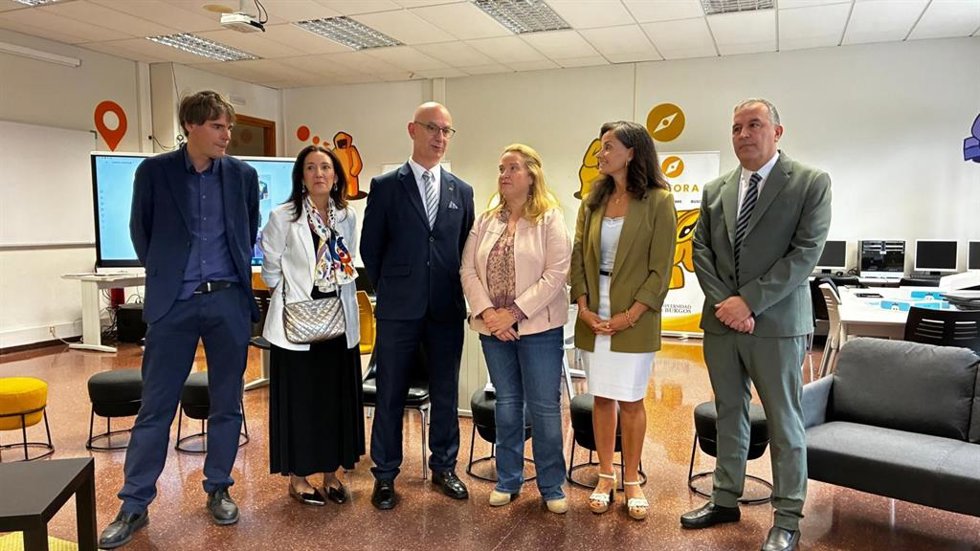 La alcaldesa y miembros de la comunidad universitaria de la UBU en la presentación del 'Aula del Futuro'.