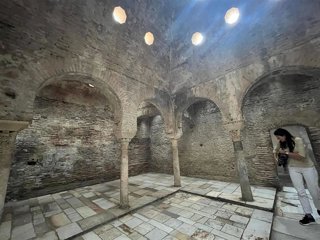 Archivo - En cuanto a los monumentos nazaríes que más interés despiertan entre los turistas, sobresale el Bañuelo, uno de los baños árabes públicos mejor conservados de la península.