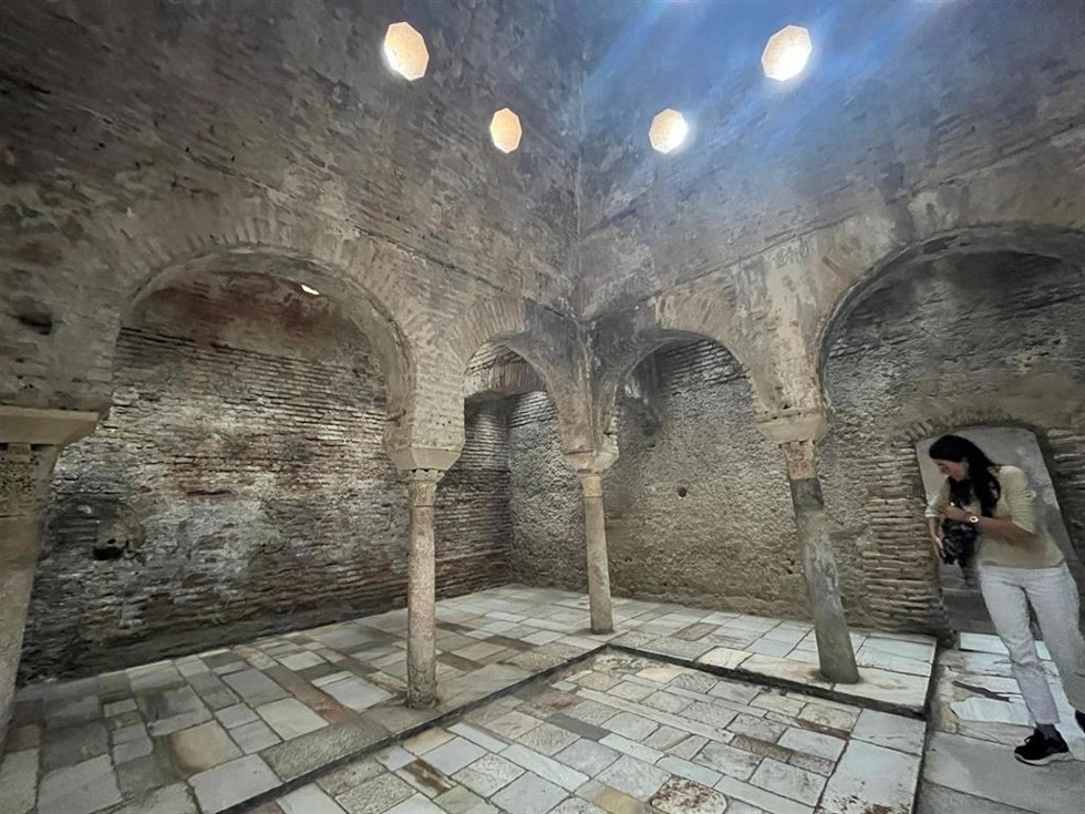 Archivo - En cuanto a los monumentos nazaríes que más interés despiertan entre los turistas, sobresale el Bañuelo, uno de los baños árabes públicos mejor conservados de la península.