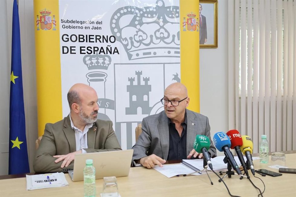 El subdelegado del Gobierno, Manuel Fernández (d), en la rueda de prensa, junto al secretario general, Pedro Carlos Garrido.
