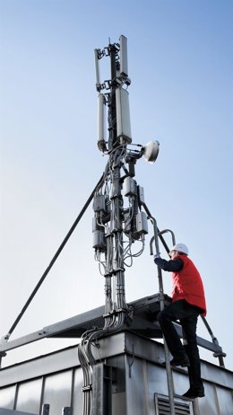 Vodafone, de la mano del Centre de Telecomunicacions i Tecnologies de la Informació (CTTI), ha desplegado varias antenas de telefonía móvil 5G para mejorar el servicio y cobertura en distintas dependencias y edificios de la Generalitat en Cataluña