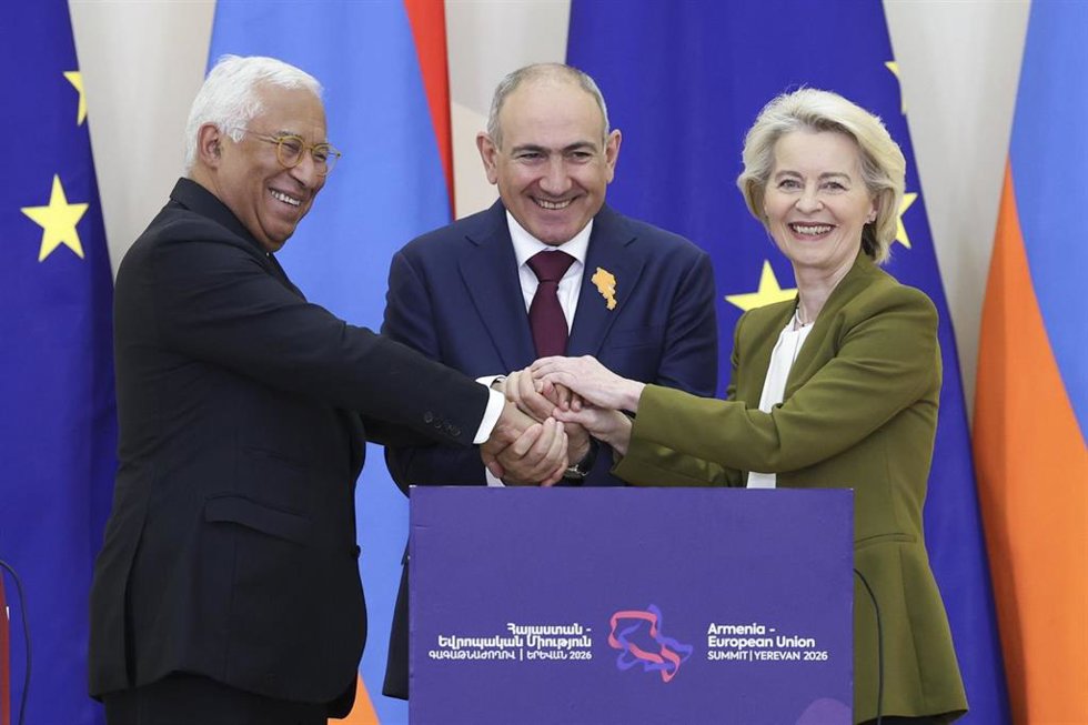 La presidenta de la Comisión Europea, Ursula von der Leyen; el presidente del Consejo Europeo, António Costa; y el primer ministro de Armenia, Nikol Pashinyan (c)