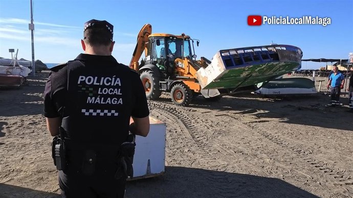 Policía Local en una actuación en el marco del plan de limpieza y regularización de las zonas de varada de la costa malagueña